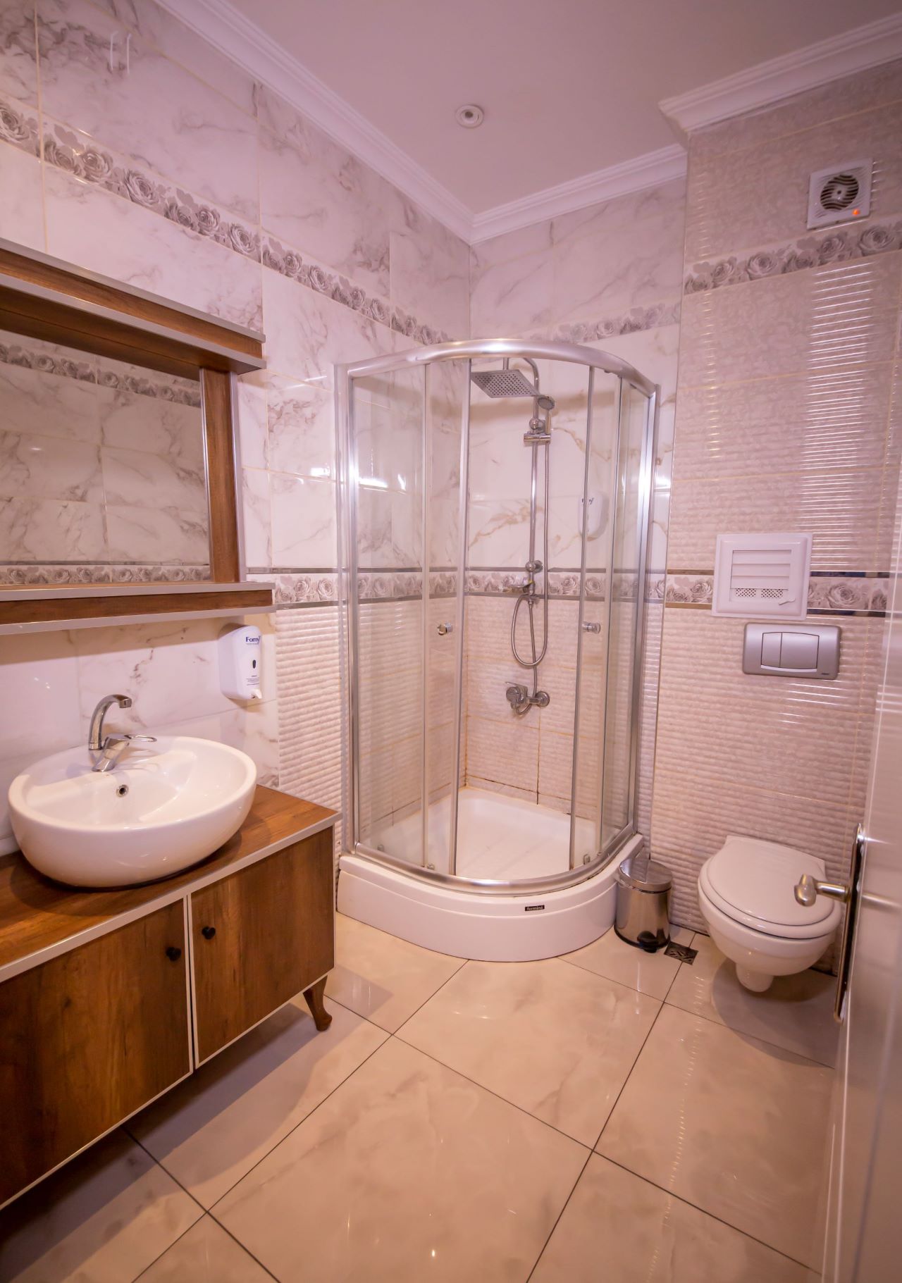 Royal Garden Suite and Hotel - Tap to explore photos