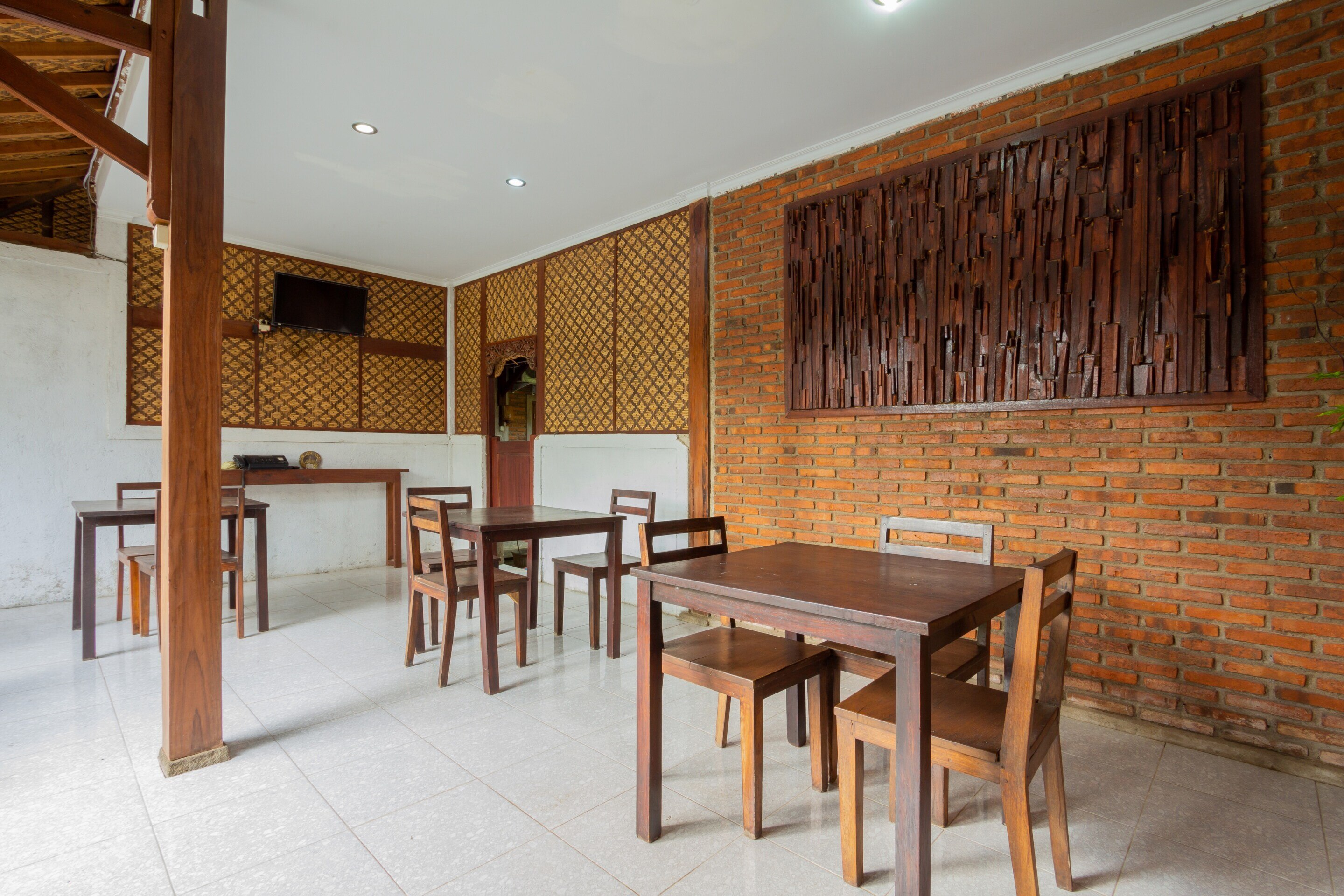 OYO 2068 Abhaya Mudra Homestay - Tap to explore photos
