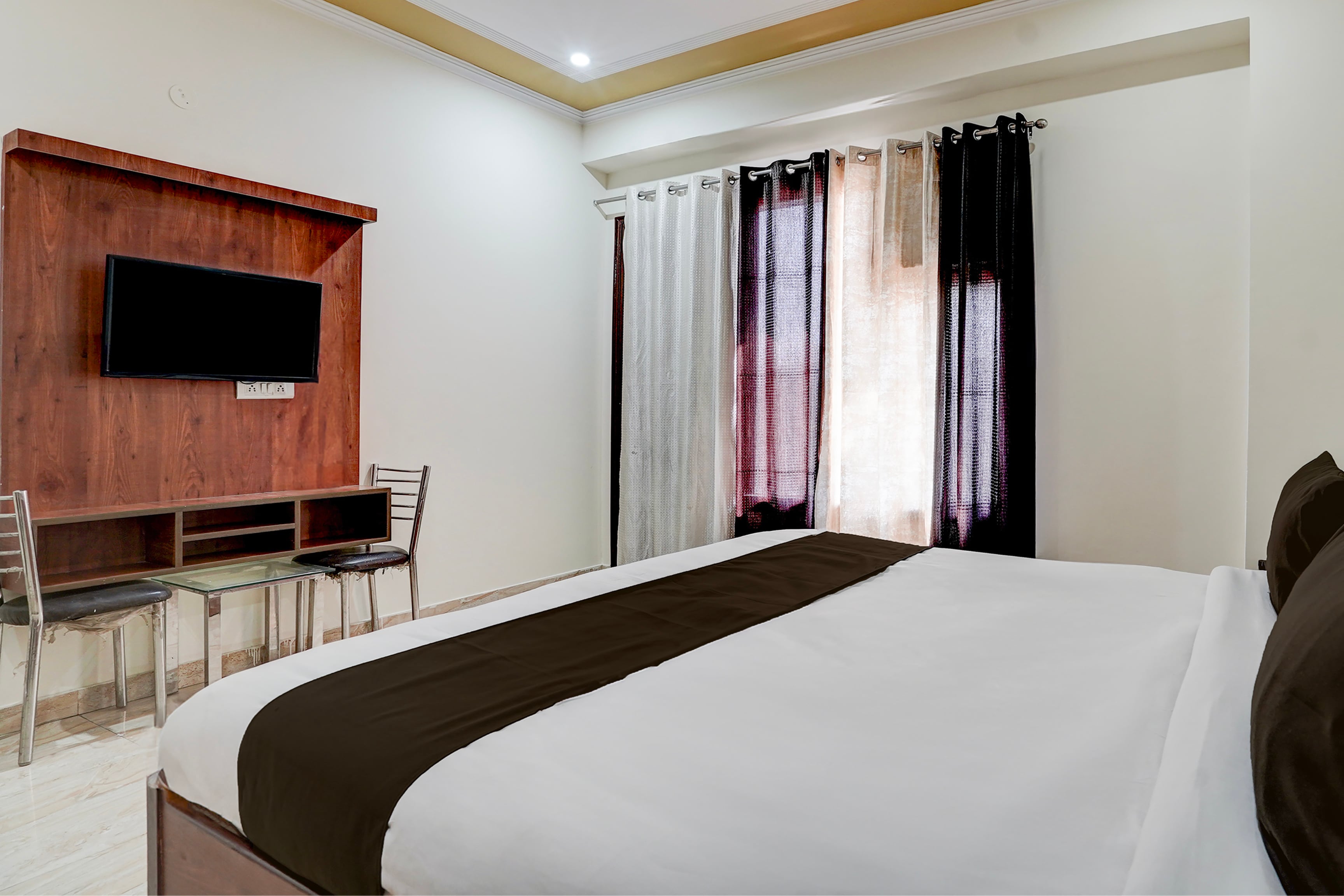 Collection O Sunshine Corporate Suite - Tap to explore photos