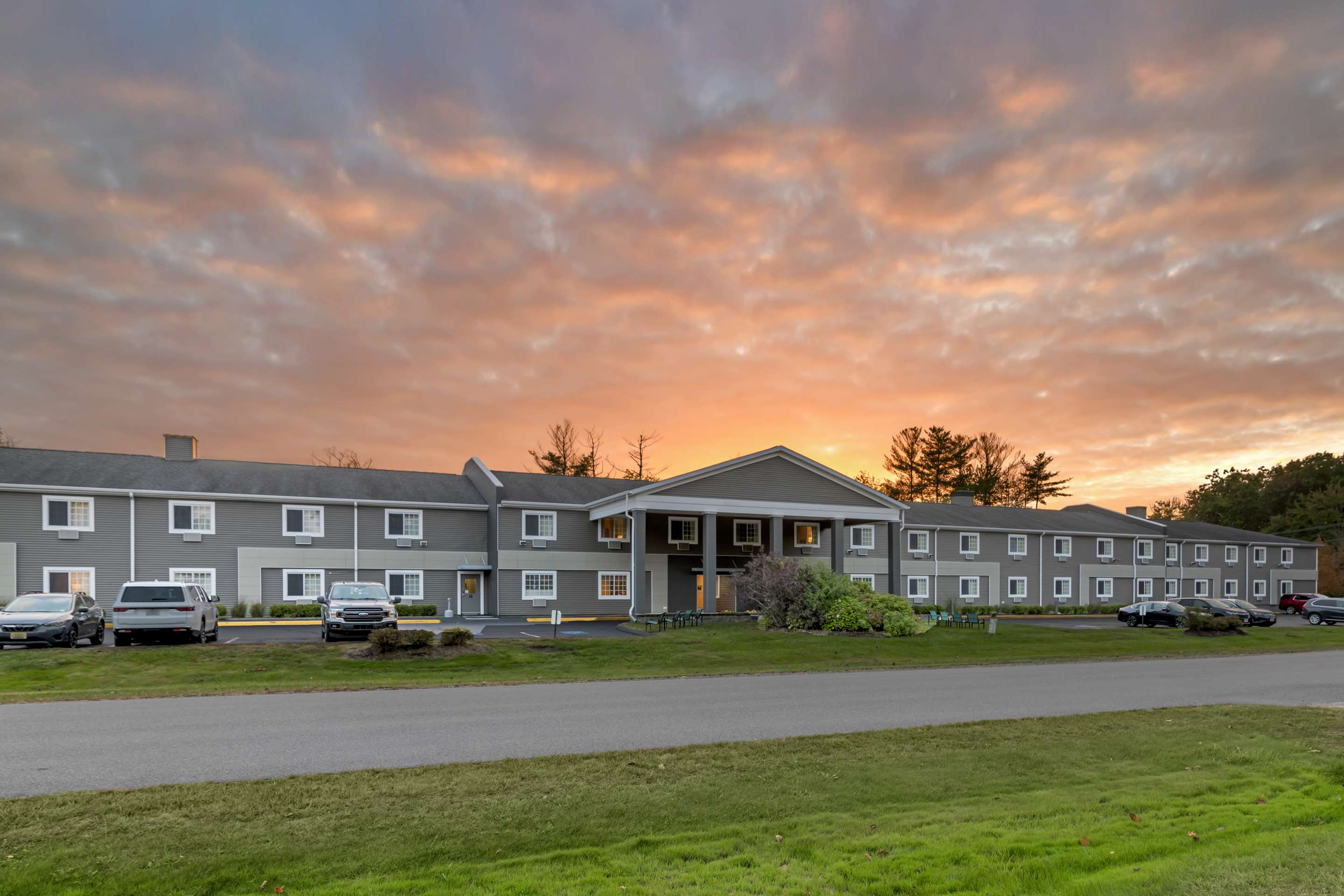 Best Western York Inn - Tap to explore photos