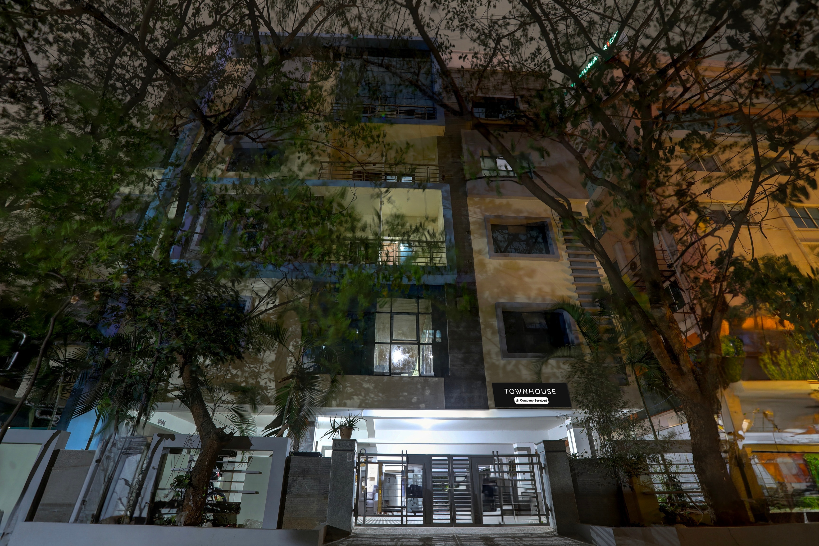Super Townhouse VIP Hills Hitech City - Tap to explore photos