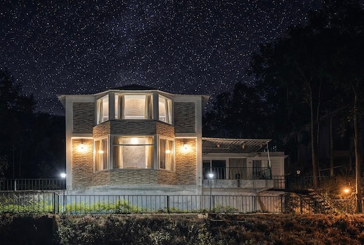 Lans Bliss Villa 1BR Mountain Views by Homeyhuts