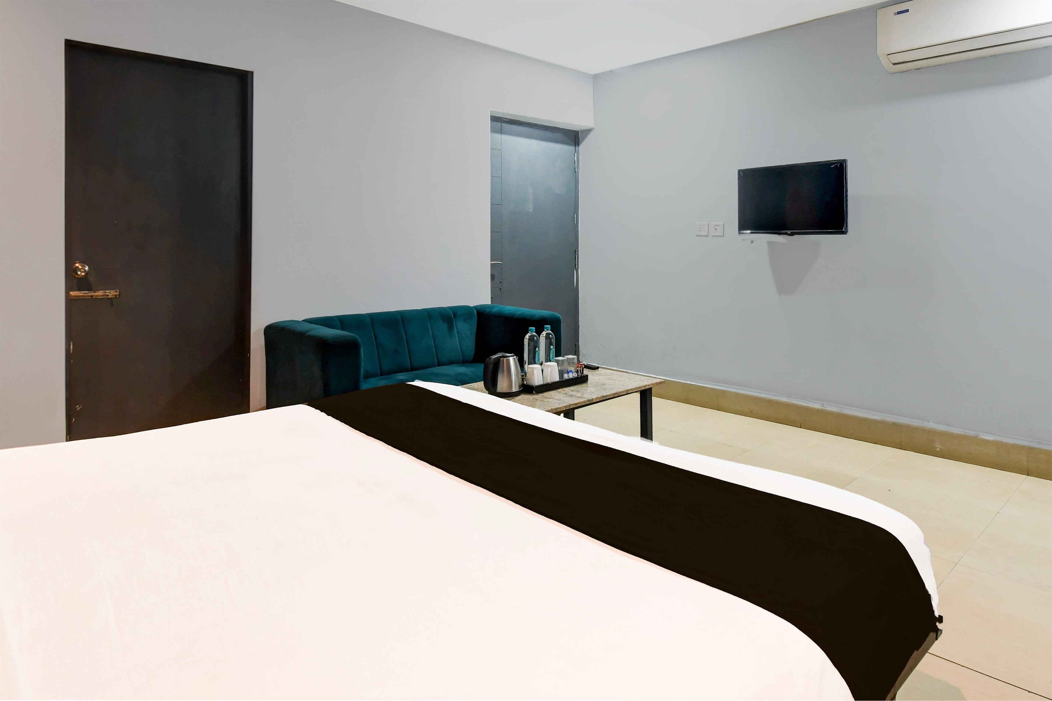 Hotel O Neatflix And Chill - Tap to explore photos