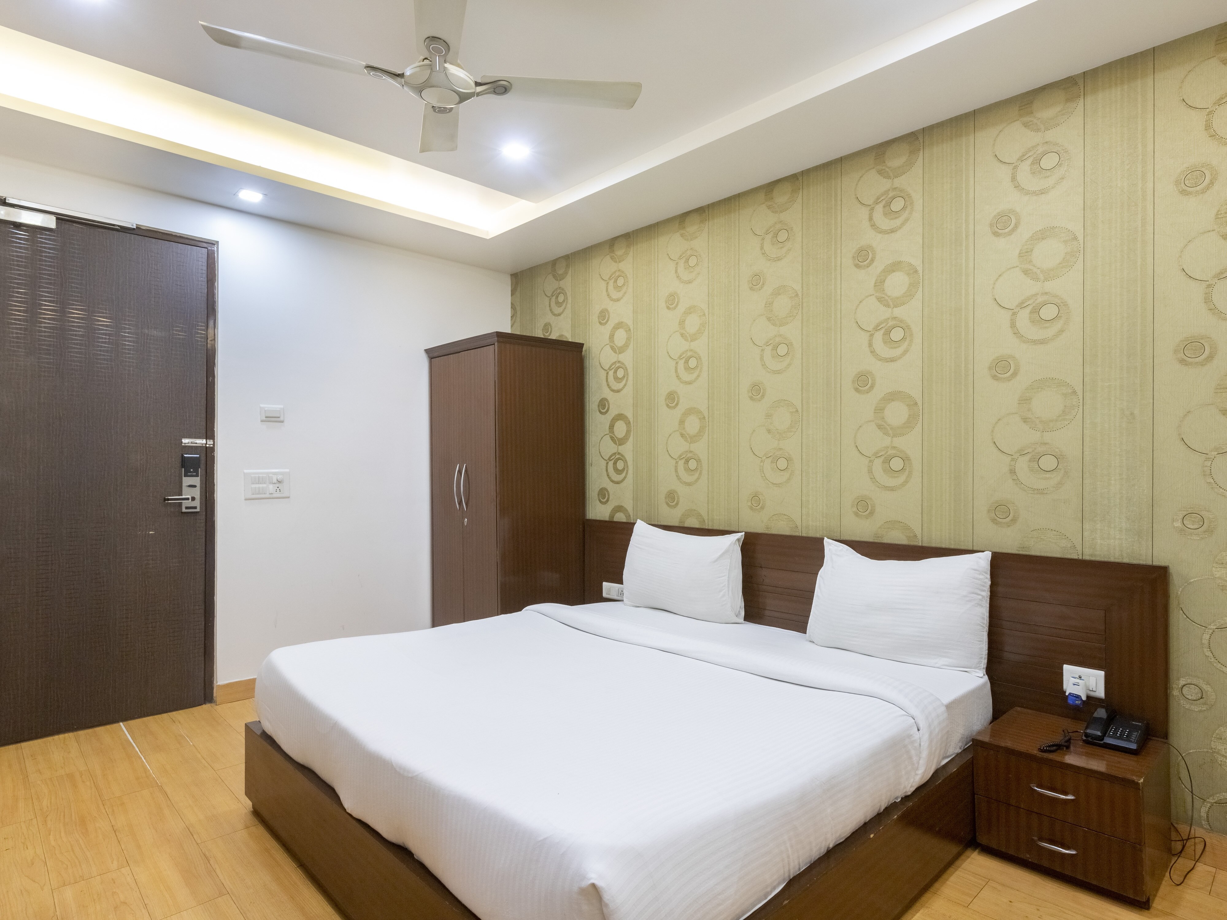 Hotel Mukund Residency @ Kaushambi Metro (5 Min distance from Anand Vihar) - Tap to explore photos