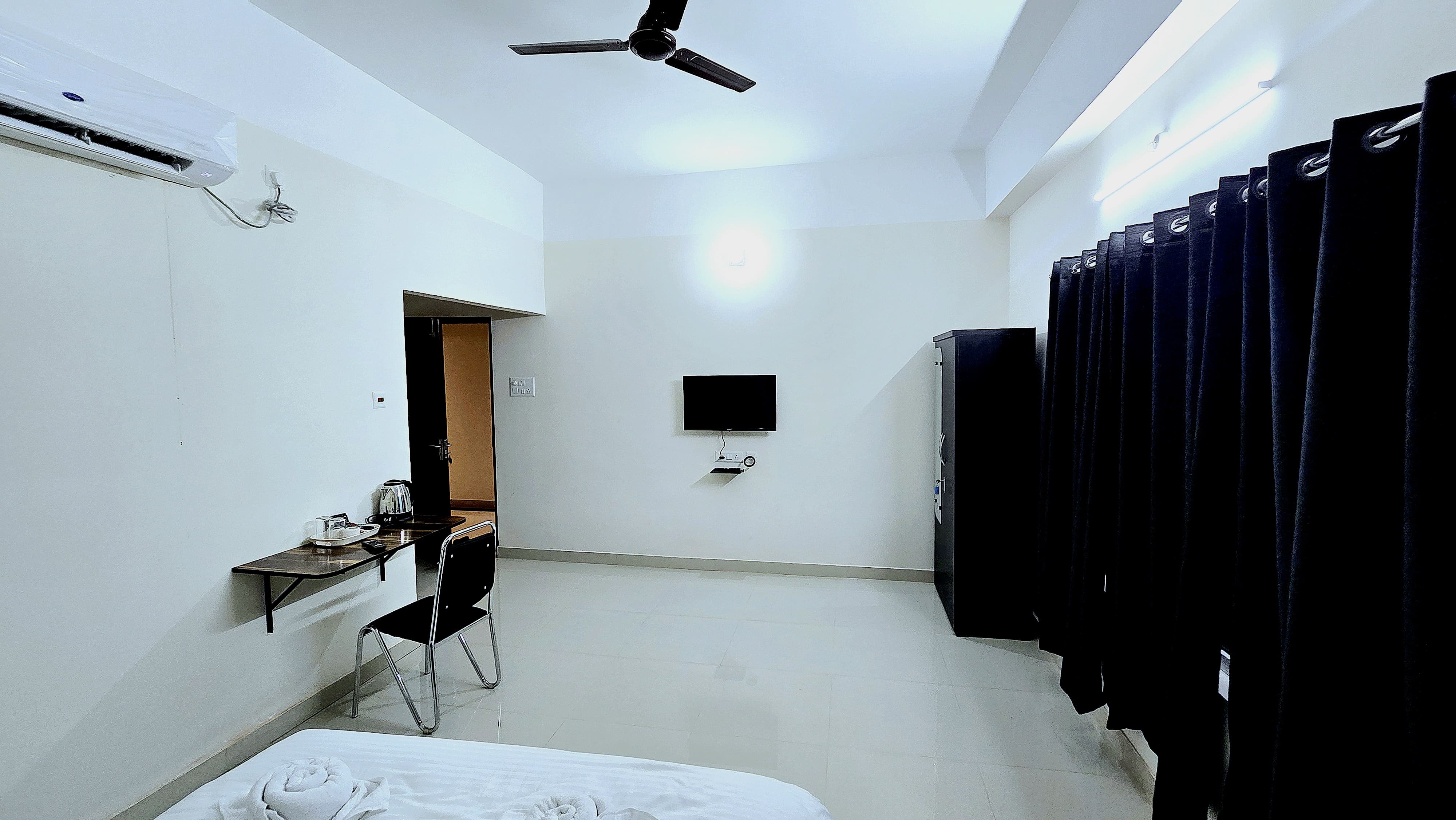 Hotel Alpine inn (Near Metro and Healthcity Hospital). - Tap to explore photos