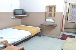 Ratna Grand Hotel, Kovvur