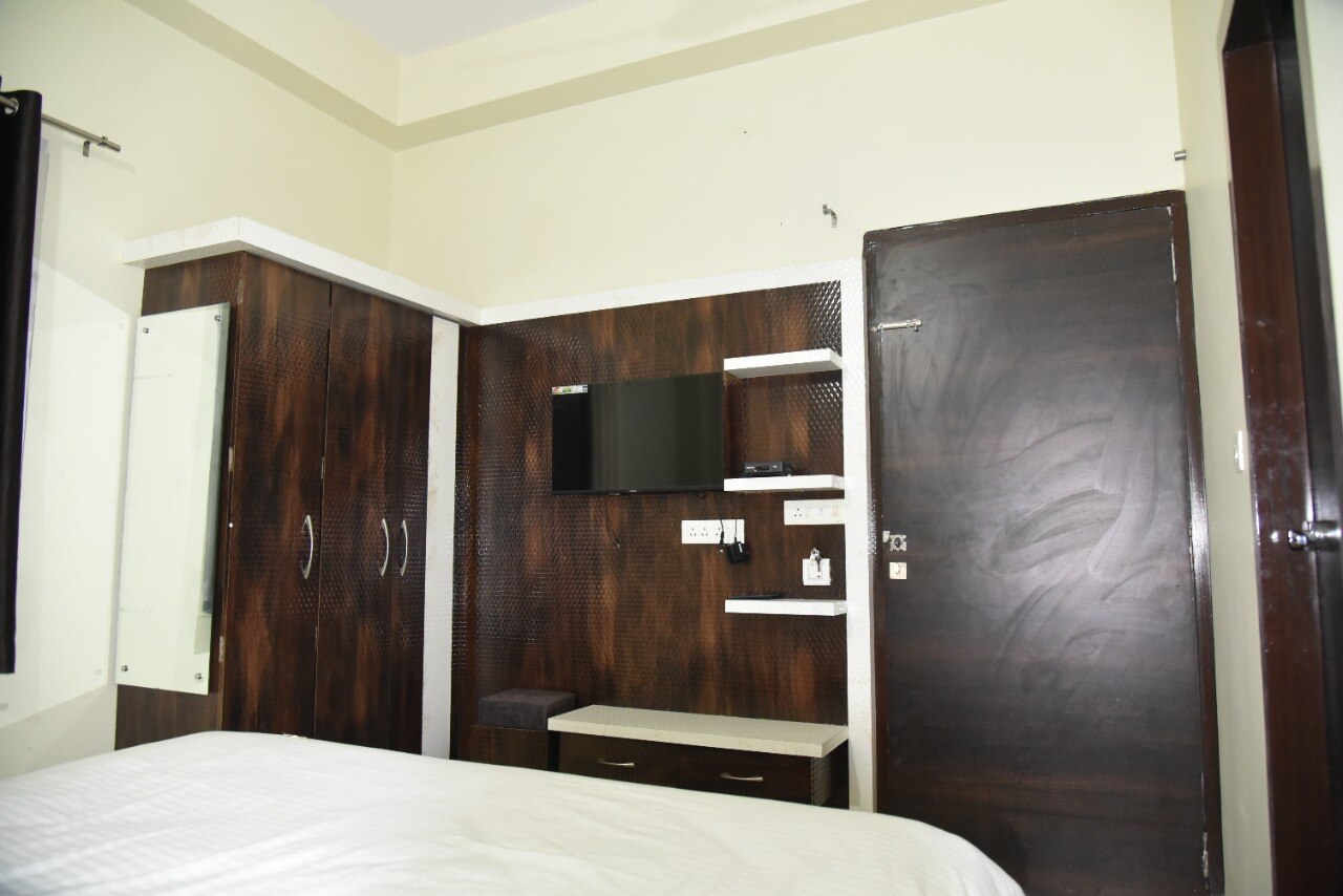 shree guest house - Tap to explore photos