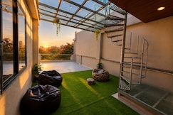 Villa Vista: Luxury 3BHK Villa with Private Jacuzzi & Penthouse for Groups, Indore