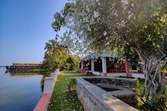 Canoe Ville - Lakeside Stay, Alleppey