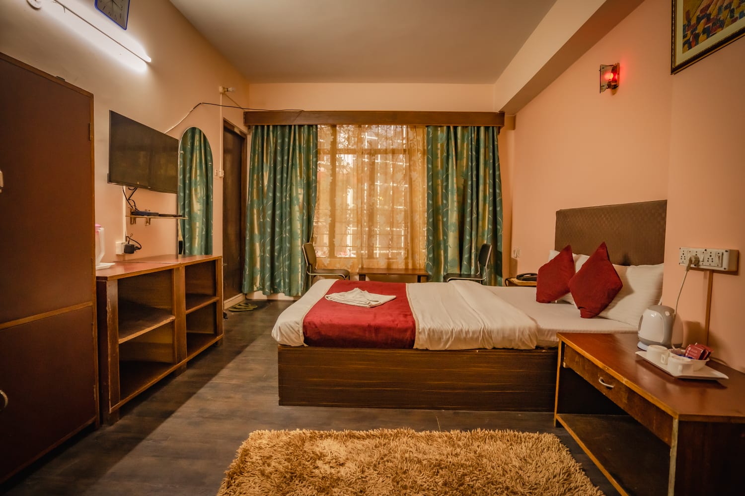 YALUNG RETREAT (30 Mtrs from MG Marg) - Tap to explore photos