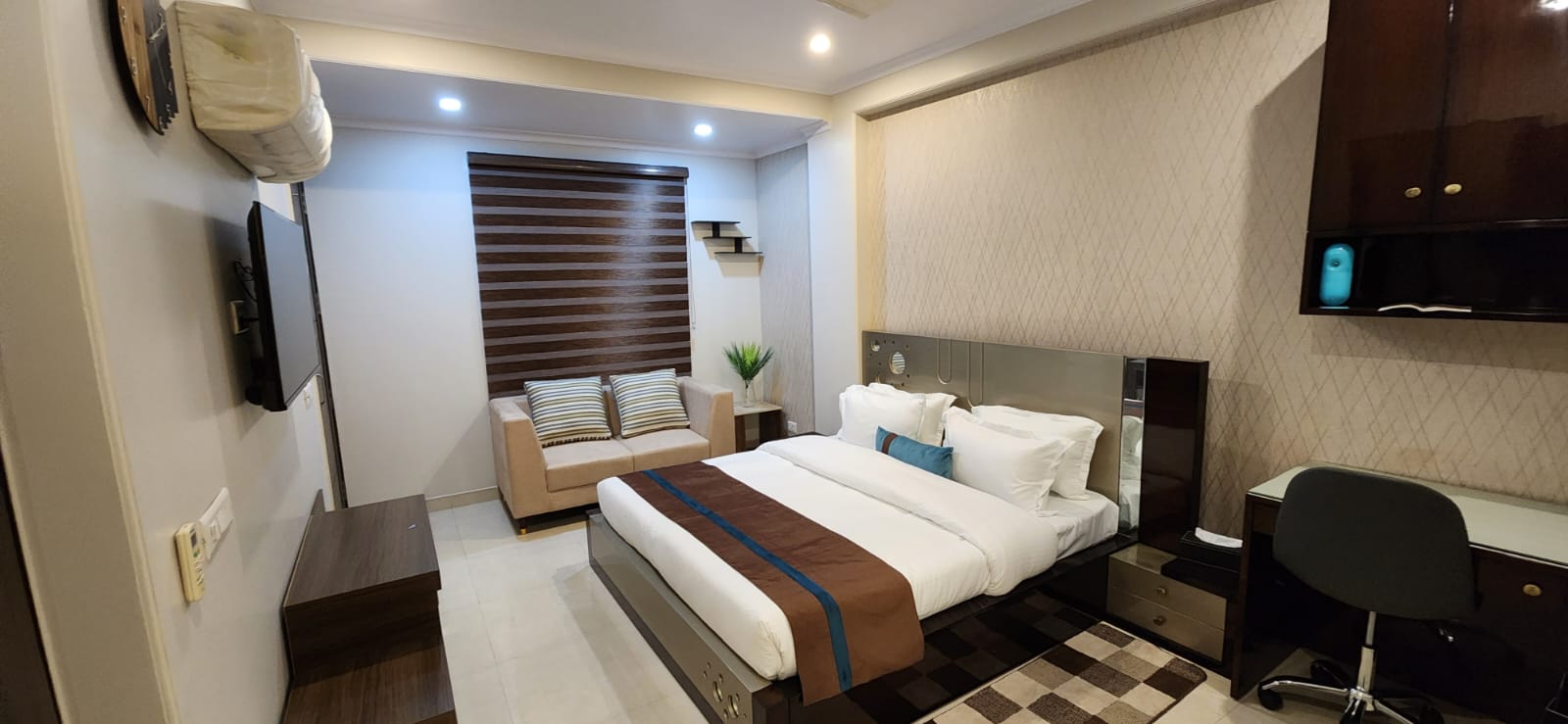 Dream Luxurious 3BHK Apartment IGI Delhi Airport/ ICC - Tap to explore photos