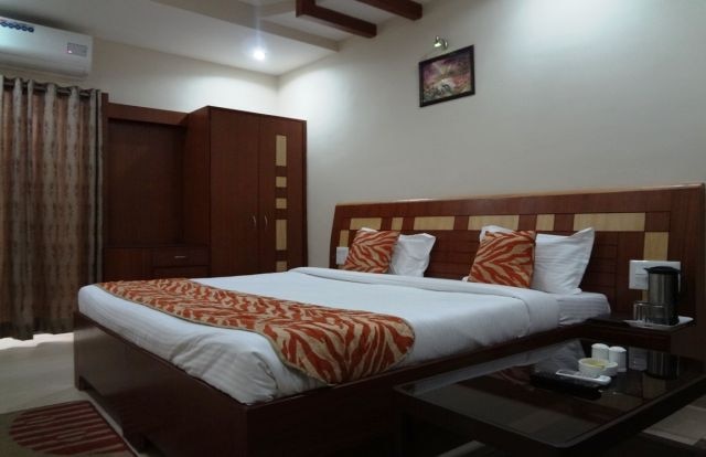 Hotel Vinayak Palace - Tap to explore photos