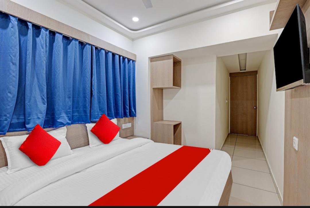 Hotel Max Inn SG Highway - Tap to explore photos