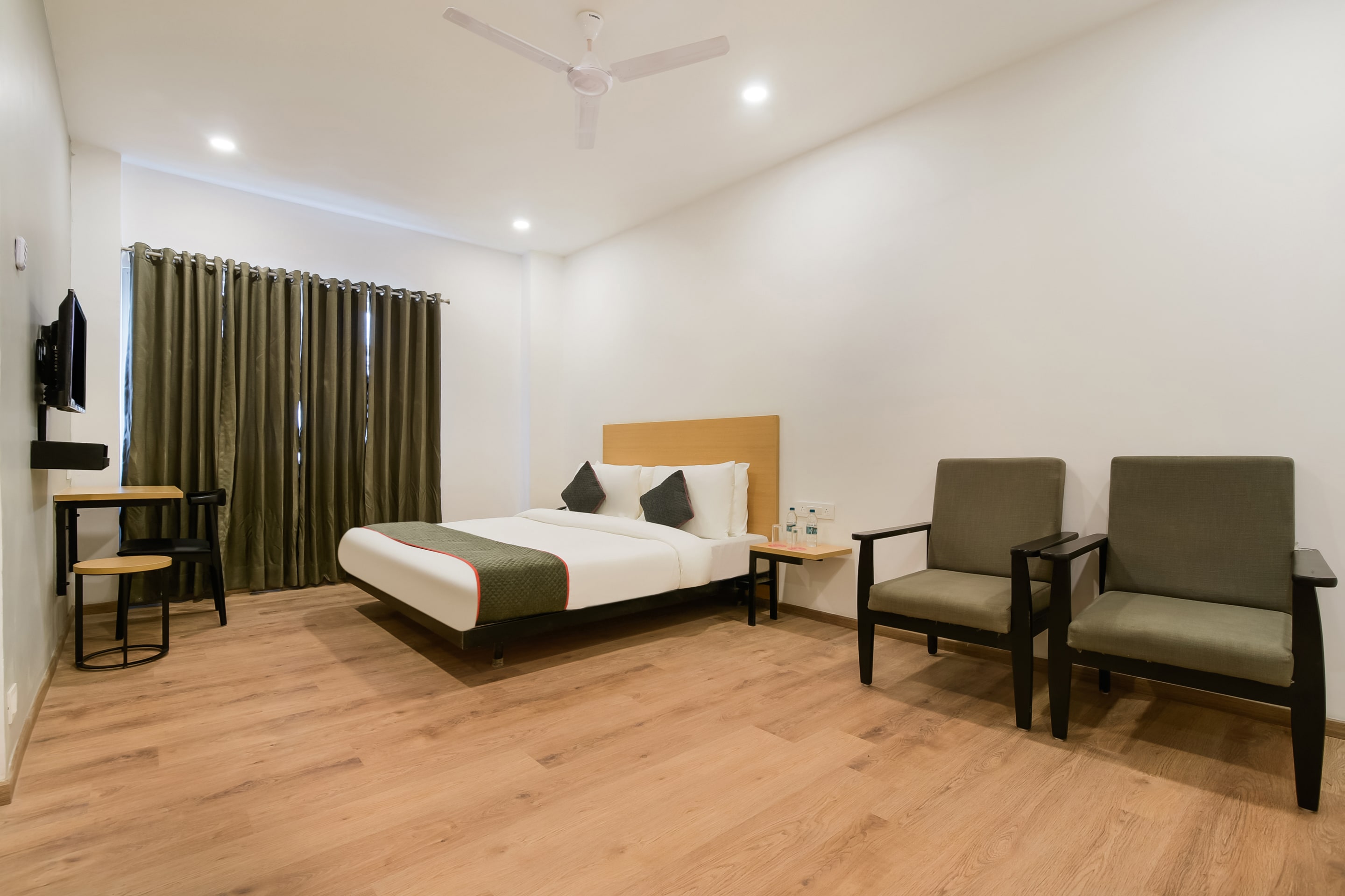 Townhouse The Awadh Airport Near Chaudhary Charan Singh International Airport - Tap to explore photos