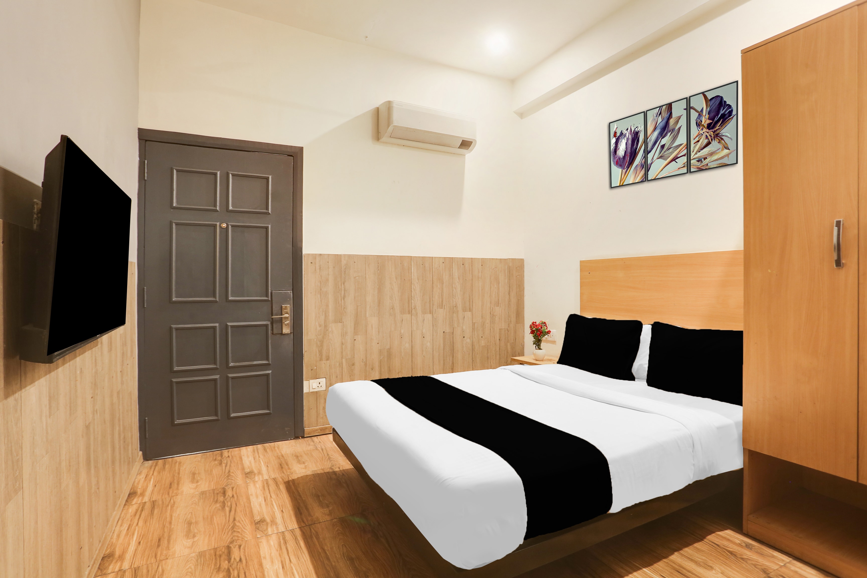 Super Townhouse Jagatpura Railway Station Formerly Hotel Buddhi - Tap to explore photos