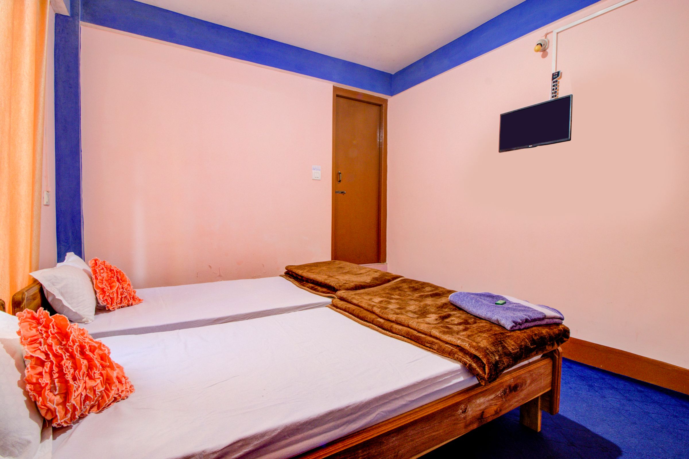 Kanchanjunga Dealo Homestay | Rooms & Caretaker - Tap to explore photos