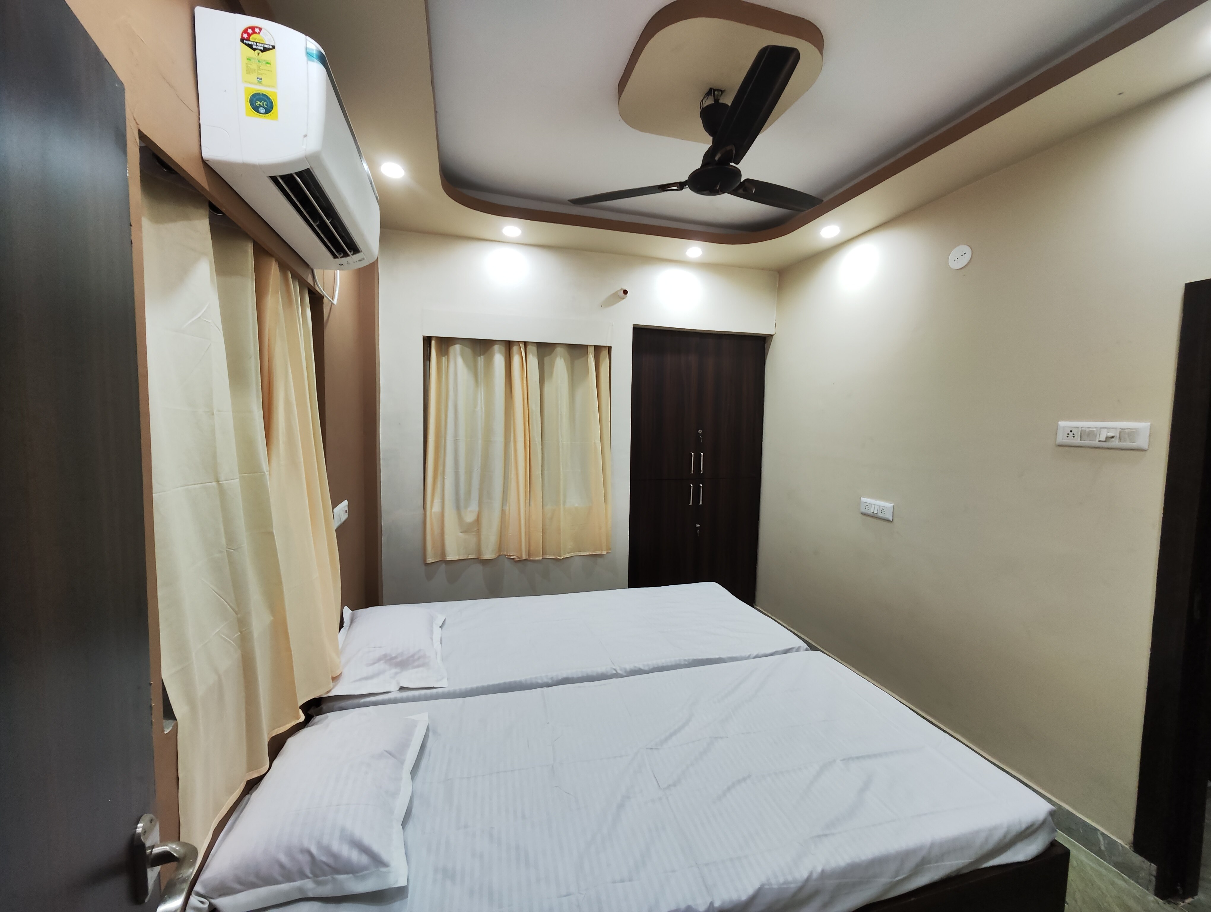 Luxury 2BHK 10 mins from Acropolis Mall Kasba - Tap to explore photos