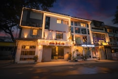 FabExpress Versova Residency - Nr. Kokilaben Hospital, Mumbai