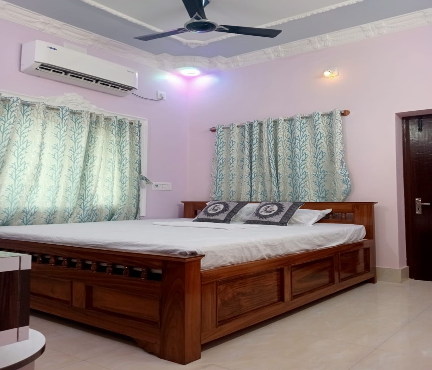 NEW MOTIJHIL GUEST HOUSE - Tap to explore photos