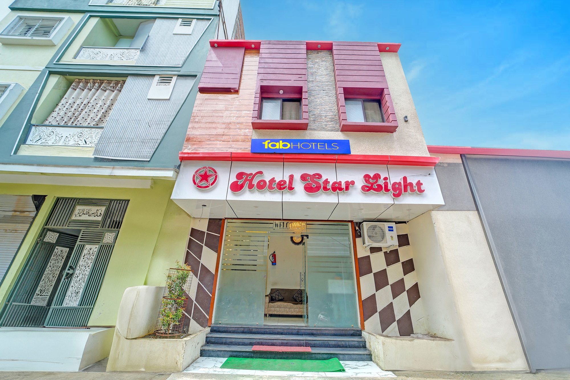 FabHotel Starlight Inn - 1.8km to Mahakaleshwar Jyotirlinga Temple - Tap to explore photos
