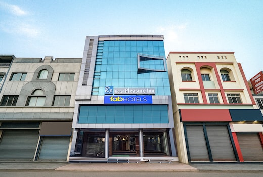FabHotel Pleasure Inn - Near DB Mall