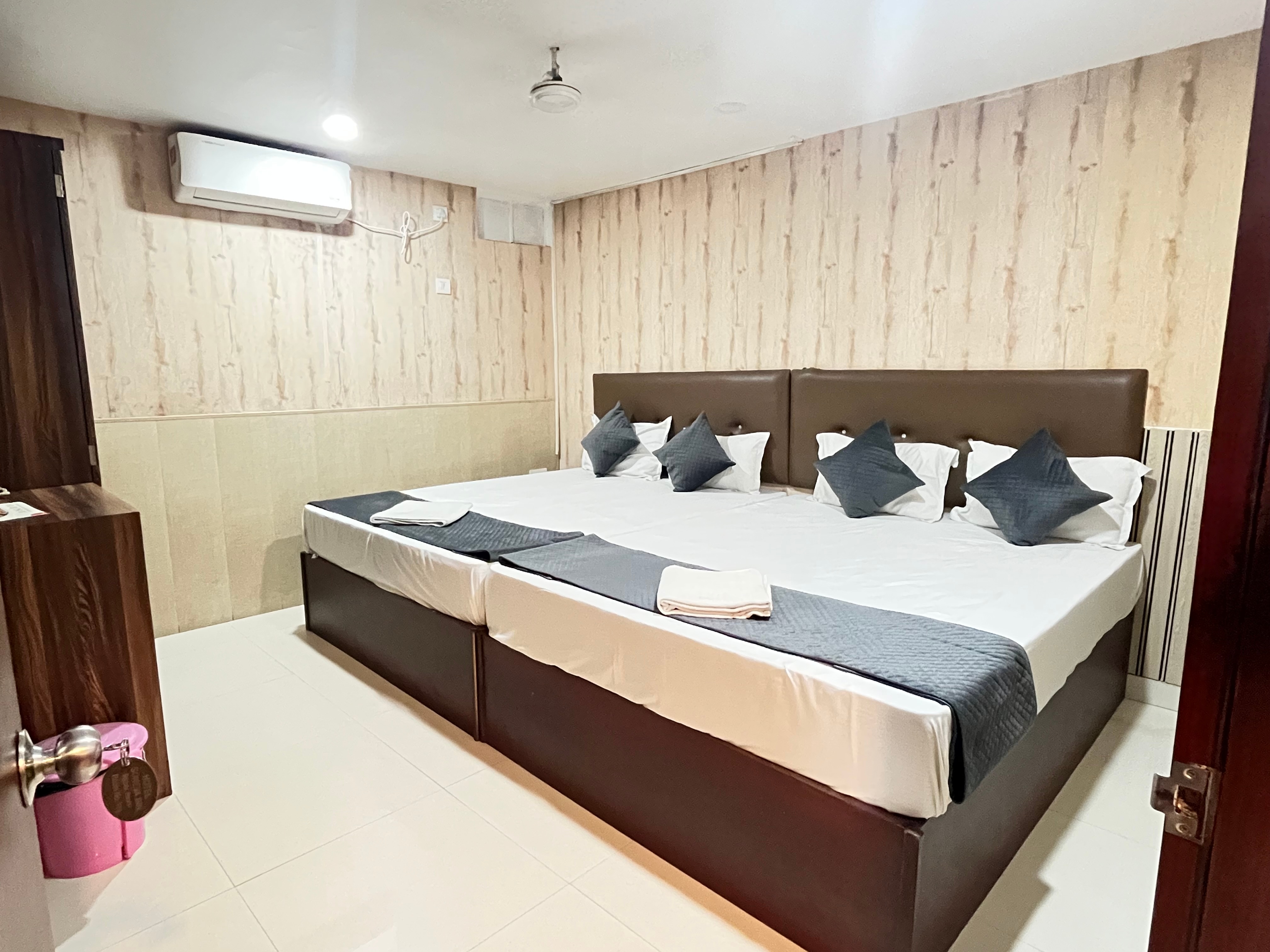 Hotel Soneva Inn - Tap to explore photos