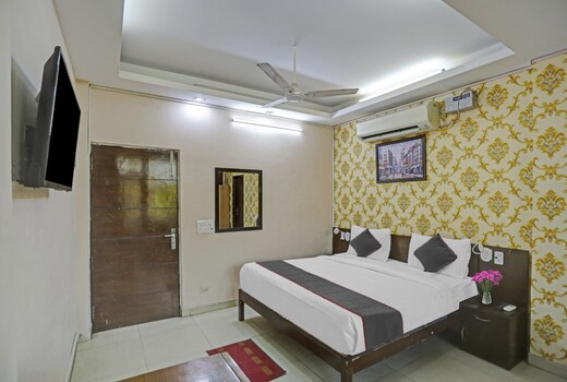 OYO Townhouse Green park Residency 3
