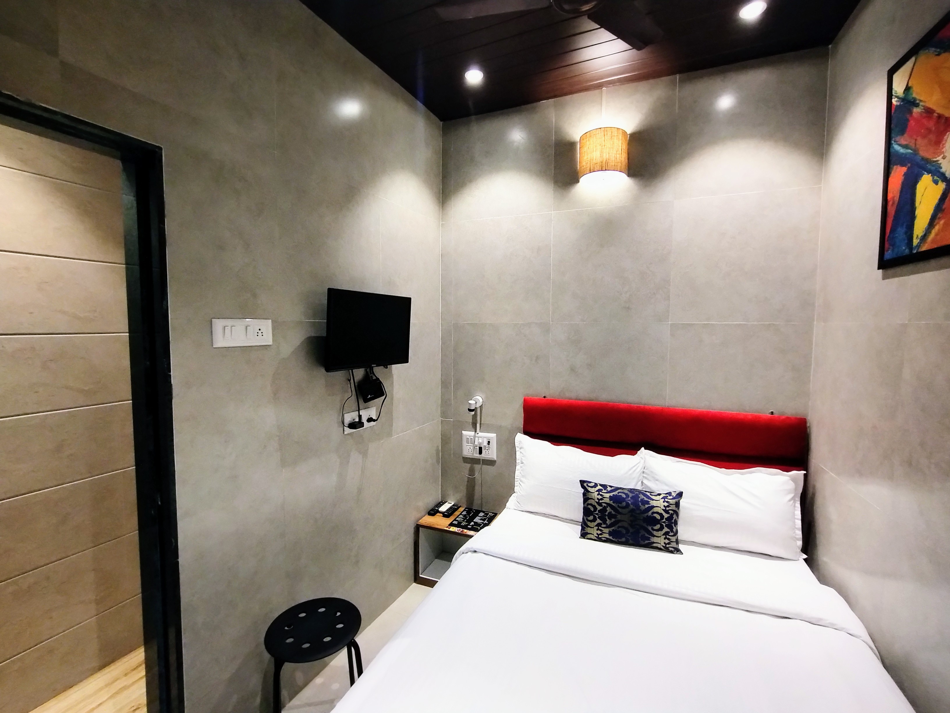 Hotel Eros - Nr Airport T2 - Tap to explore photos