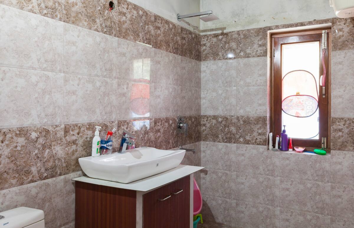 Hillview Home Affordable Modern and Rejuvenating - Tap to explore photos