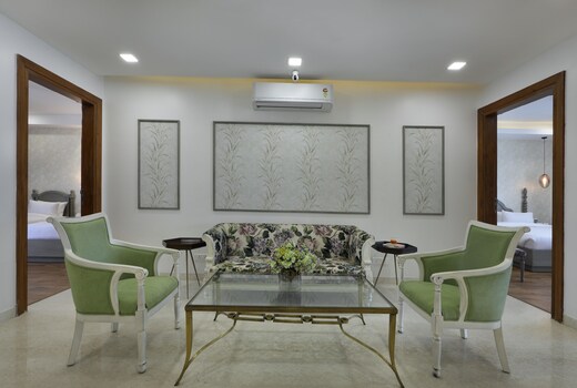 Hydewest LUXE Orchid Suite Studios