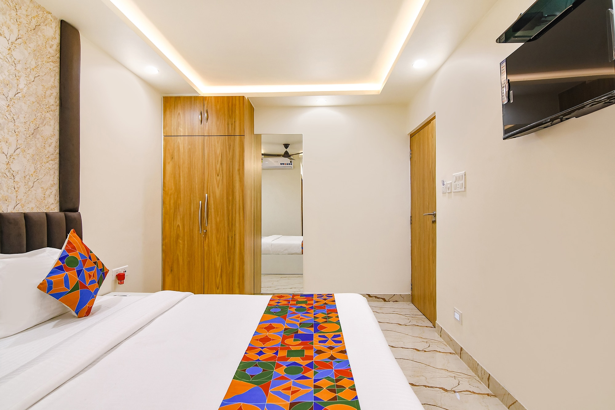 FabHotel Leela Inn - Nr. Park Circus 7 Point - Tap to explore photos