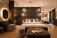 Cozycostays | Luxe Jacuzzi | Top floor | Omaxe Hazratganj, Lucknow