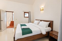 Manzel Sunlit 2BR Villa Walk to Candolim Beach, Goa