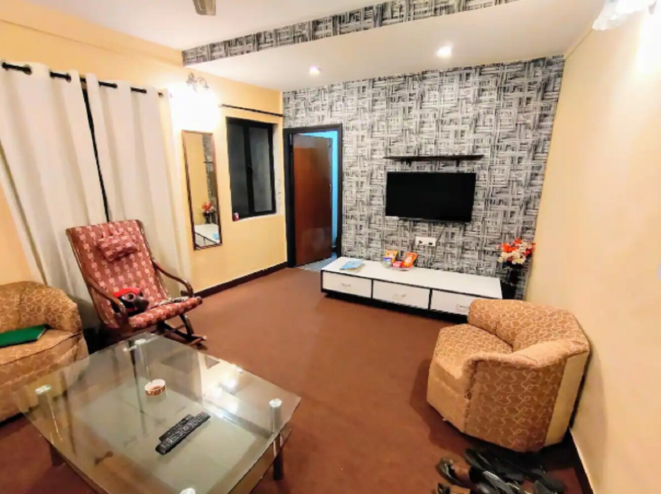 1.5 BHK near Bird Song cafe-Bandra West - Tap to explore photos