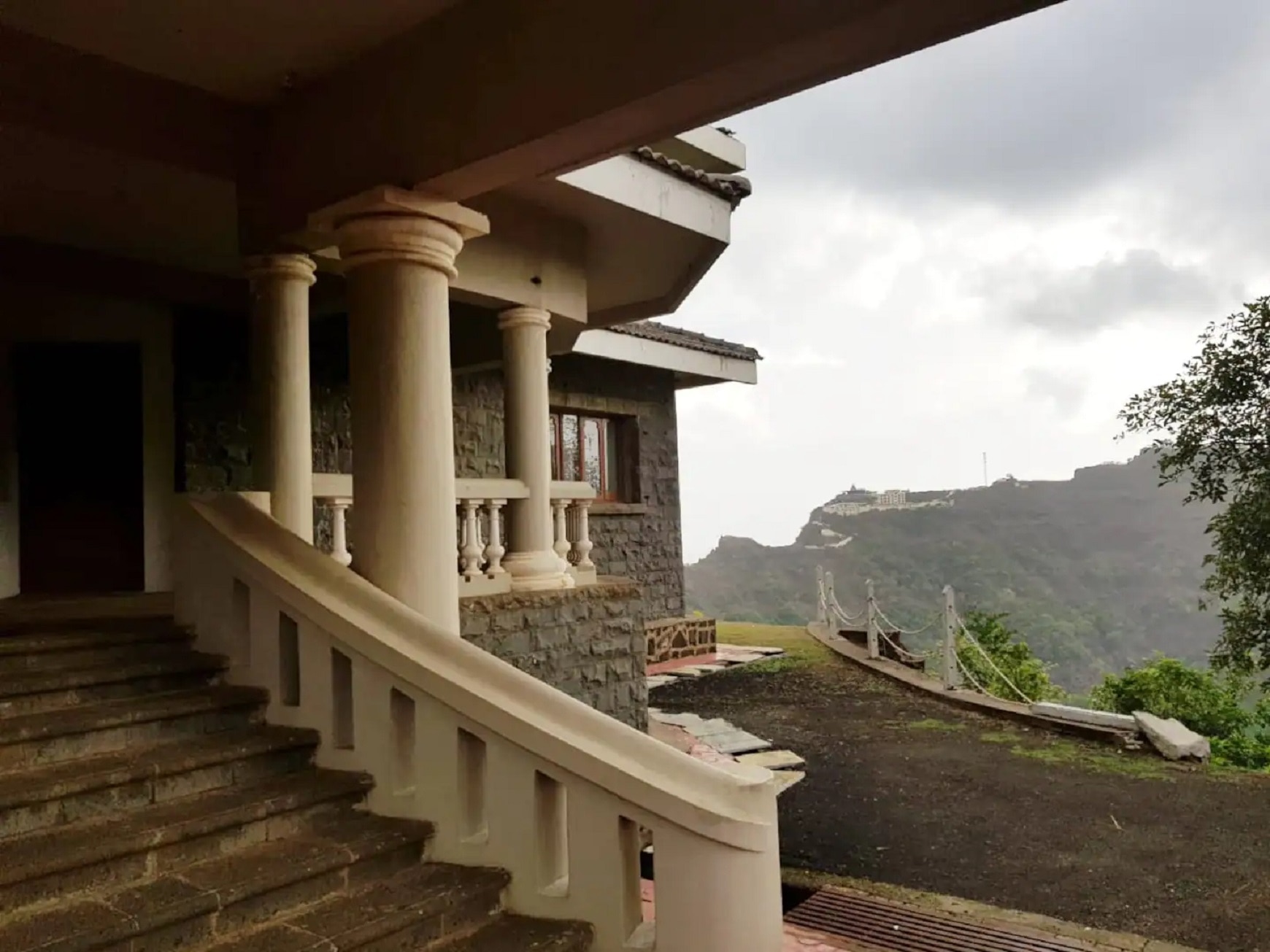 The Cliffhanger - Tarzan's Villa In The Wilderness  - Tap to explore photos
