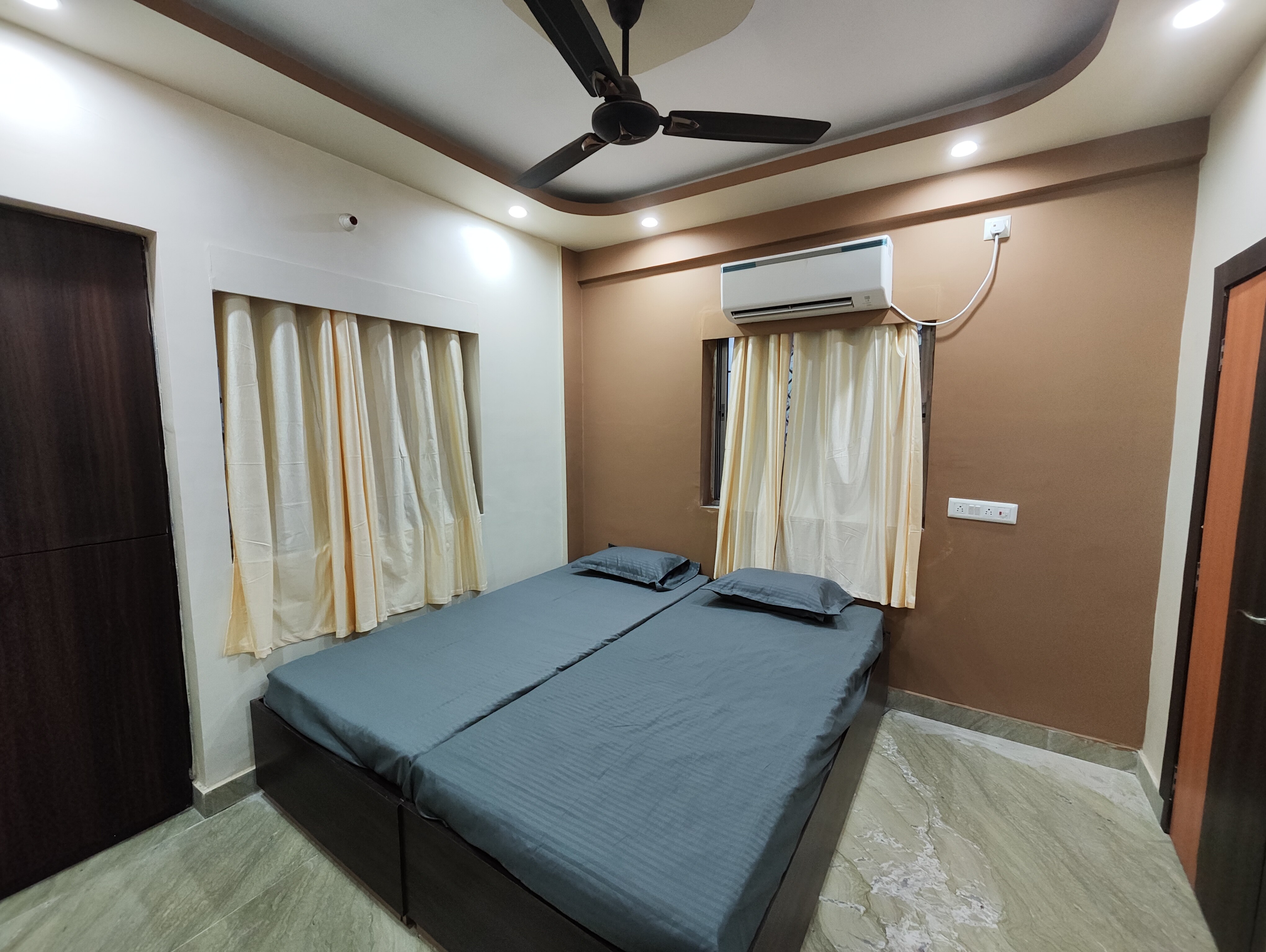 Massive 3BHK Serviced Apt for Big Groups and Family - Tap to explore photos