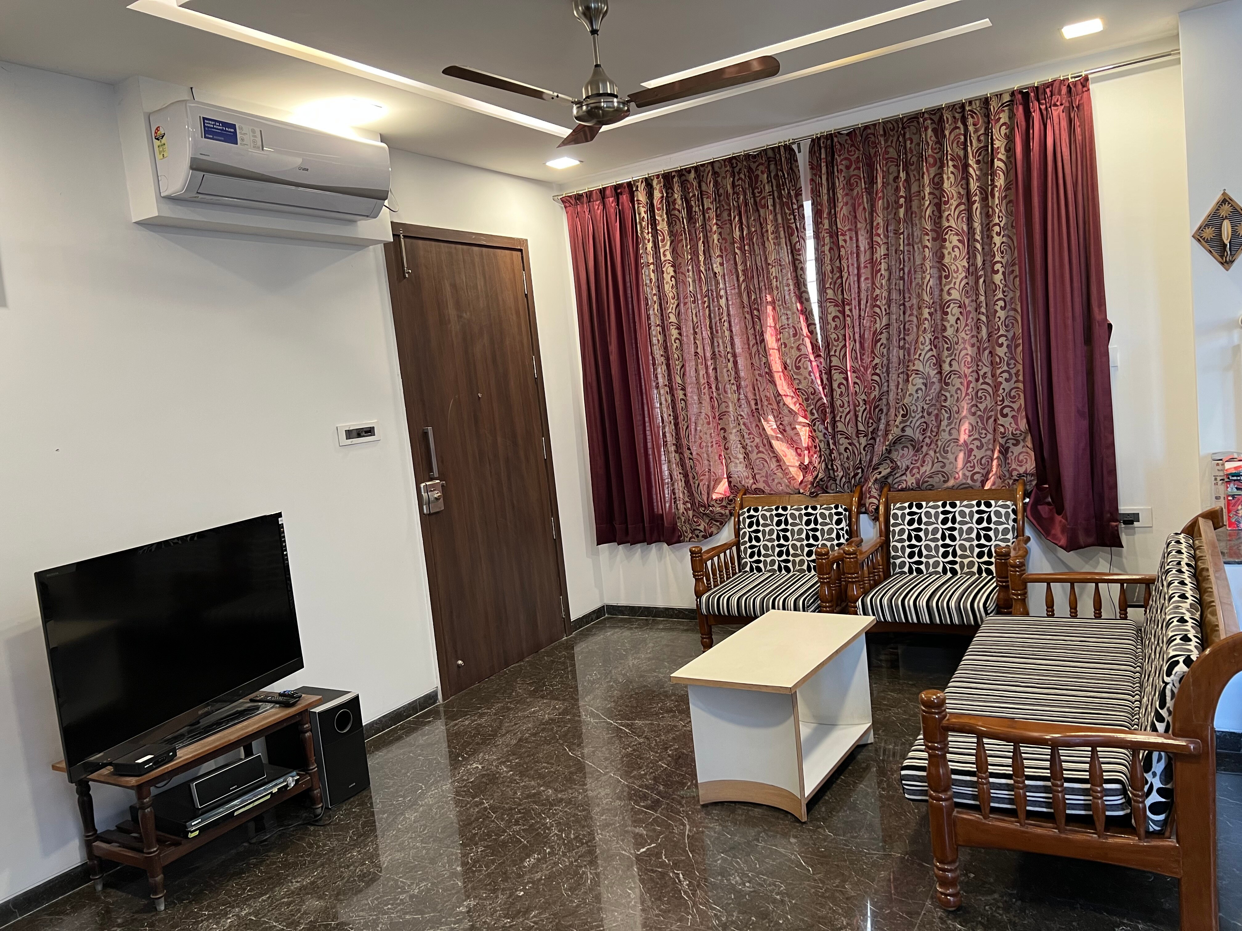 Yashprabha - Luxurious AC Room with free Parking - Tap to explore photos