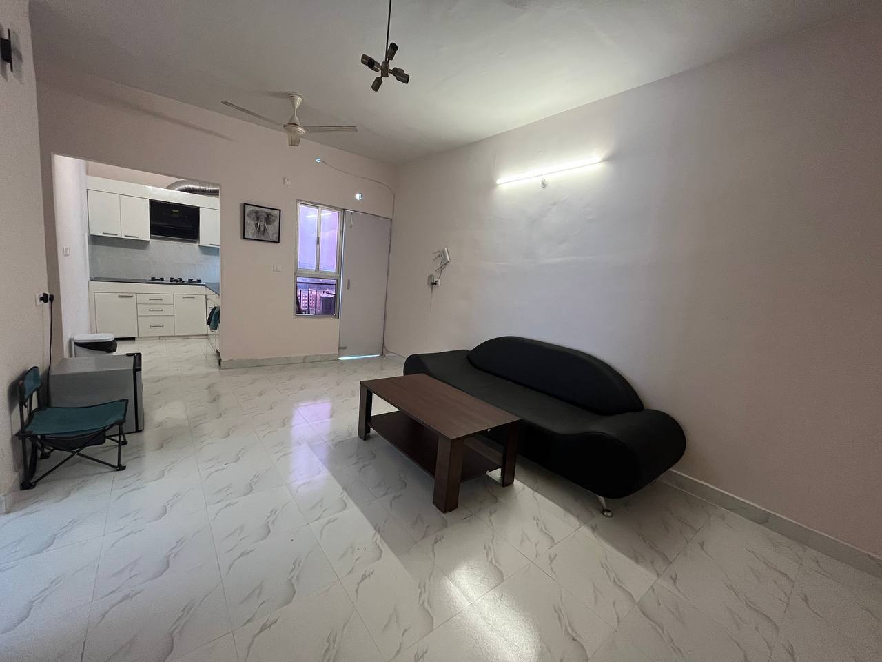 Roof Top 2 Bedroom Apartment With Free Parking - Tap to explore photos