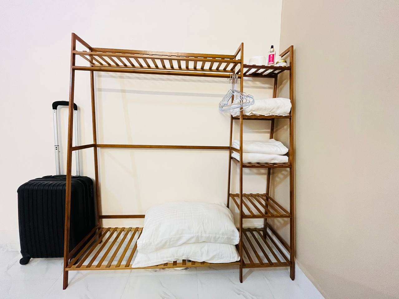 Roof Top 2 Bedroom Apartment With Free Parking - Tap to explore photos