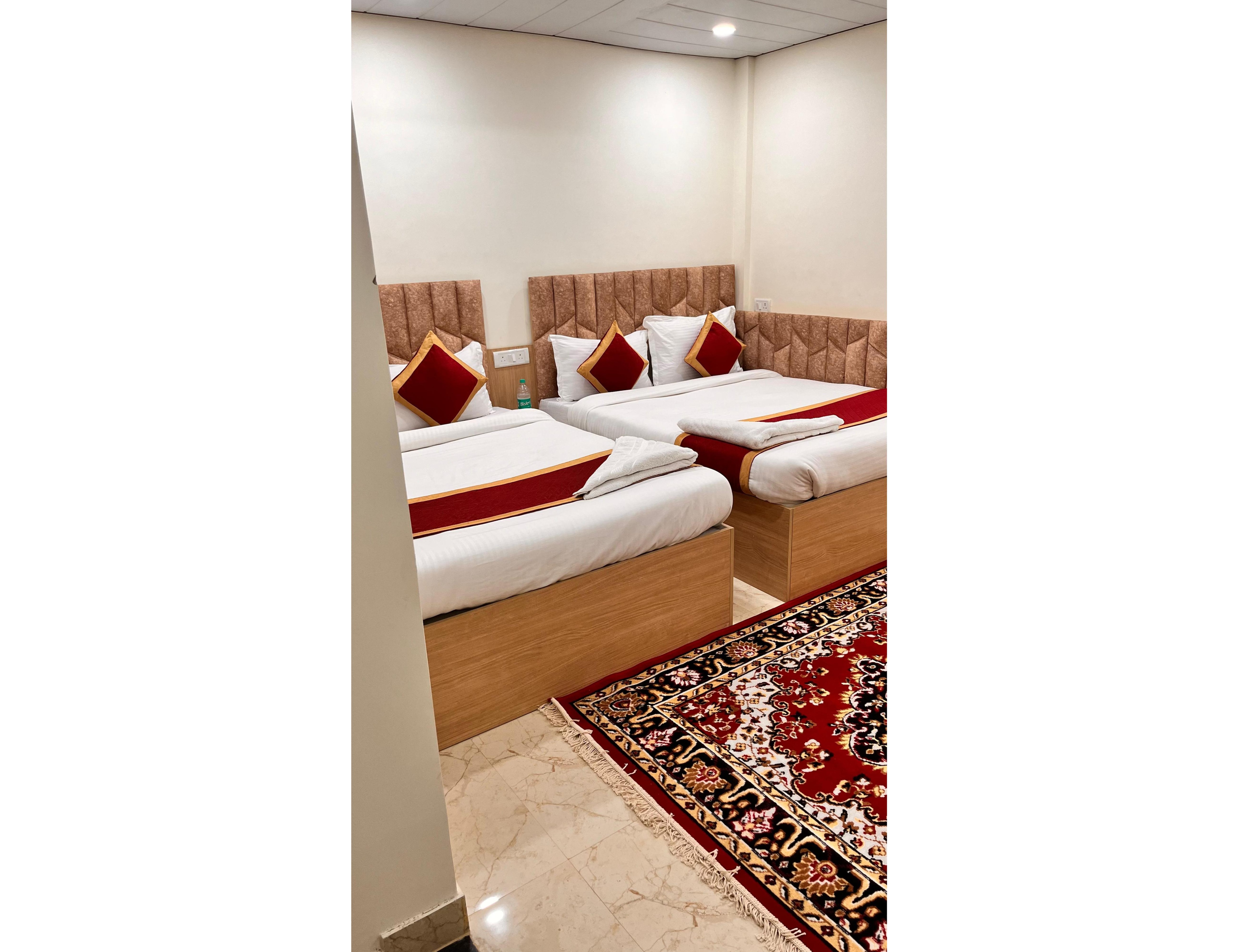 Shri Ram paying guest house Twin Room - Tap to explore photos