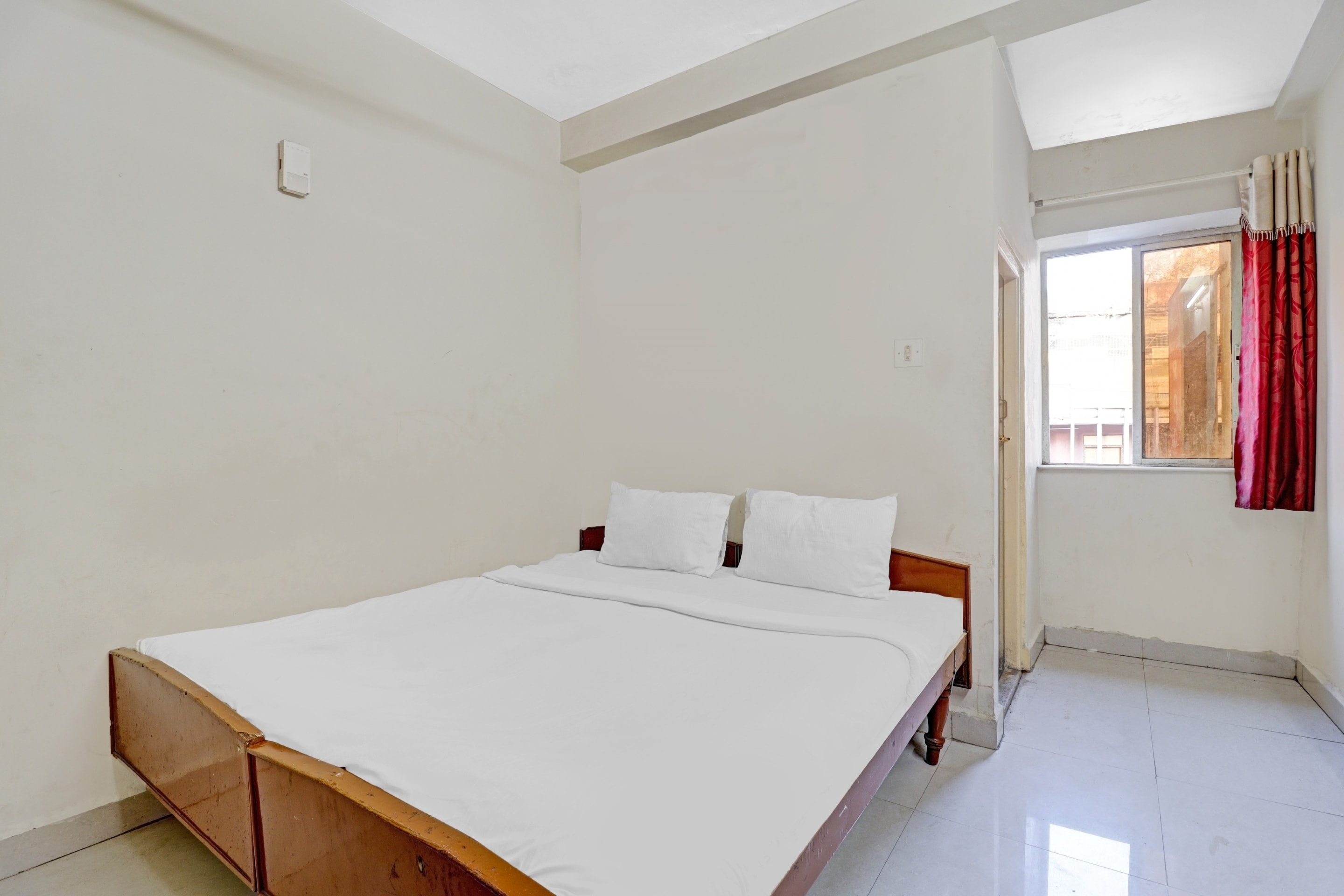 Hotel O National Deluxe Lodge - Tap to explore photos