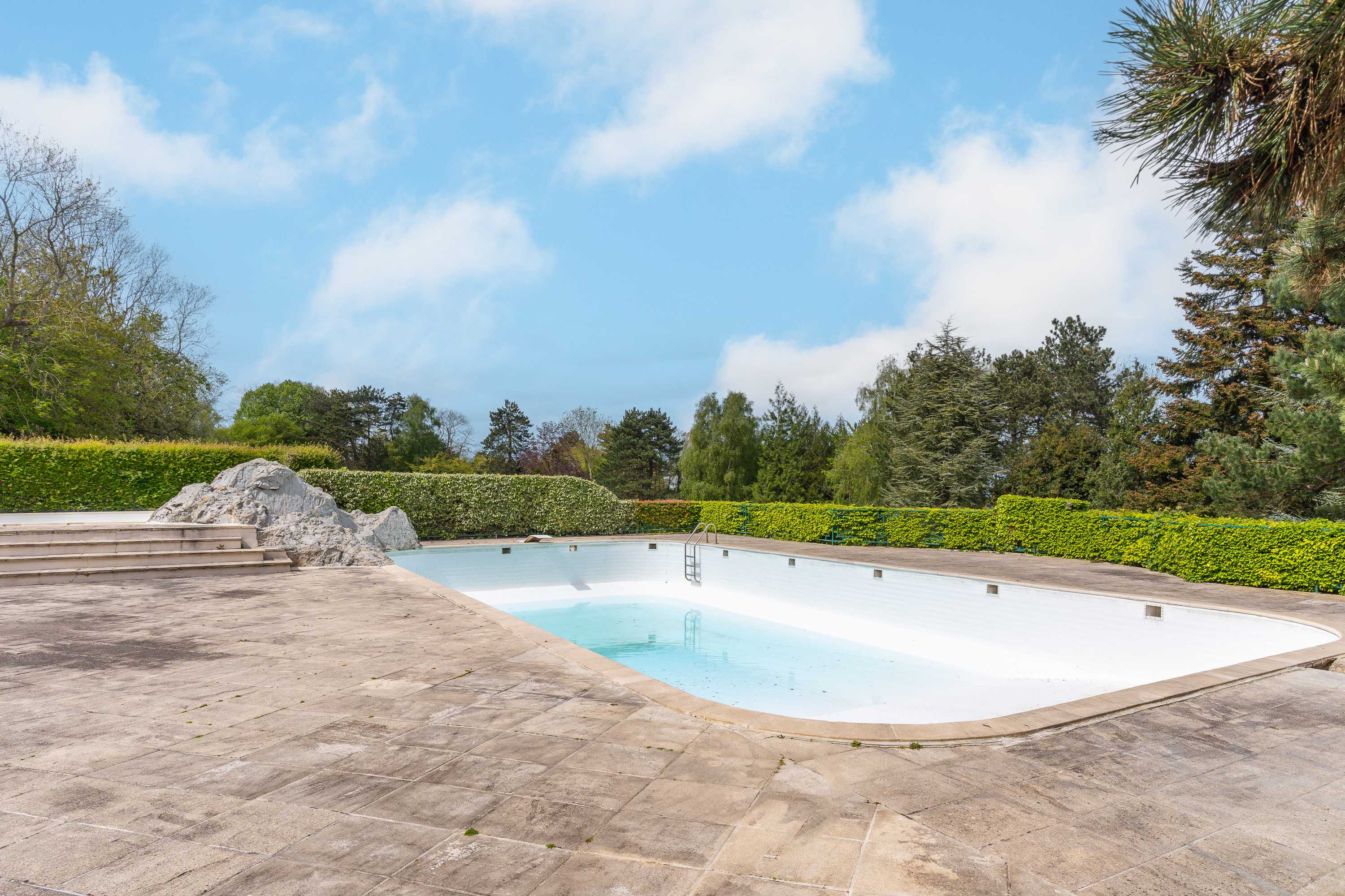 Luxury haven with pool, tennis and large garden - Tap to explore photos