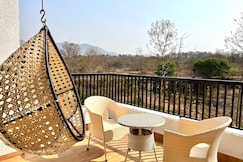 Riverfront 4BHK Pvt Pool terrace Karjat, Matheran
