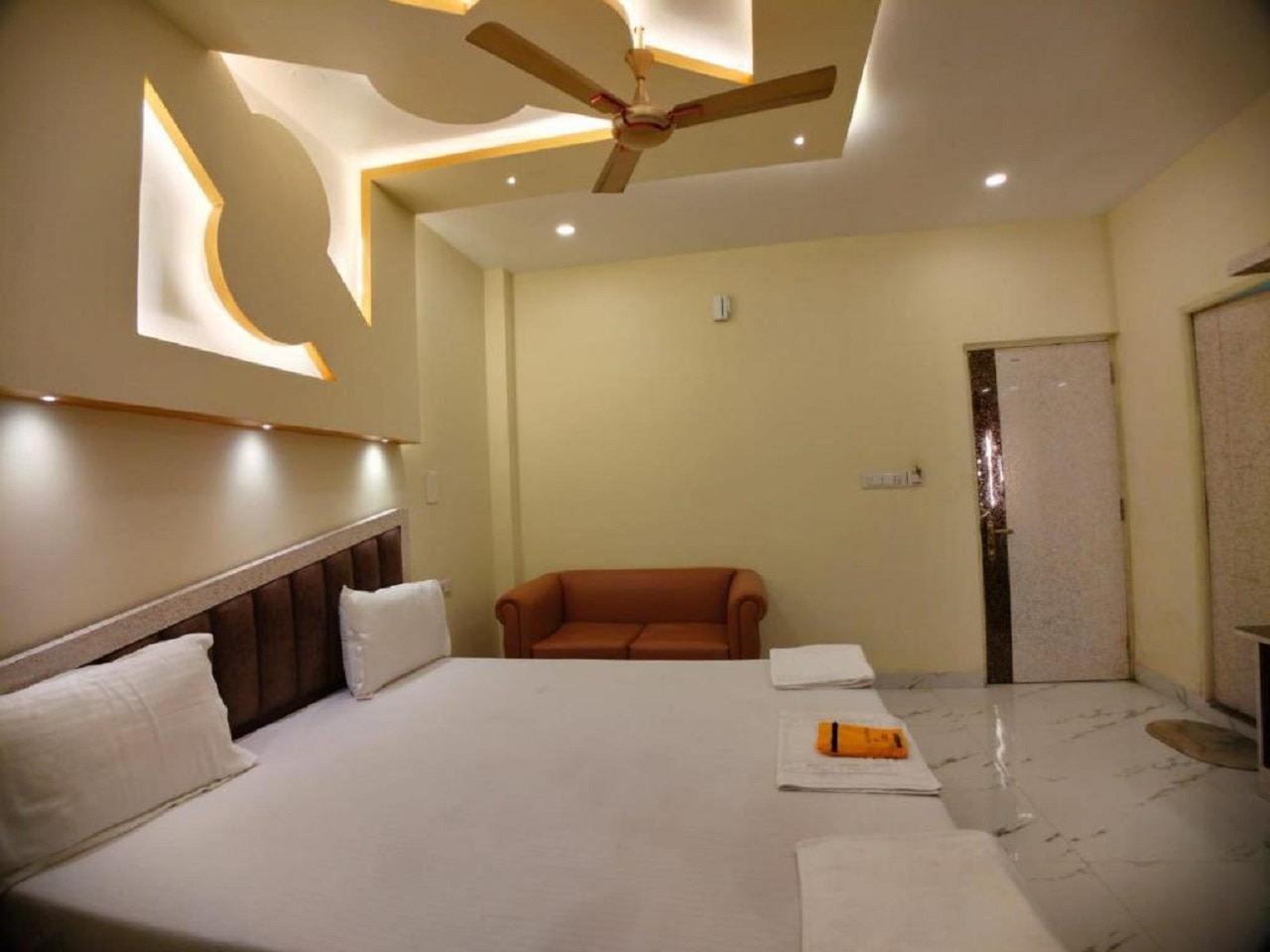 Hotel Hindusthan Inn - Tap to explore photos