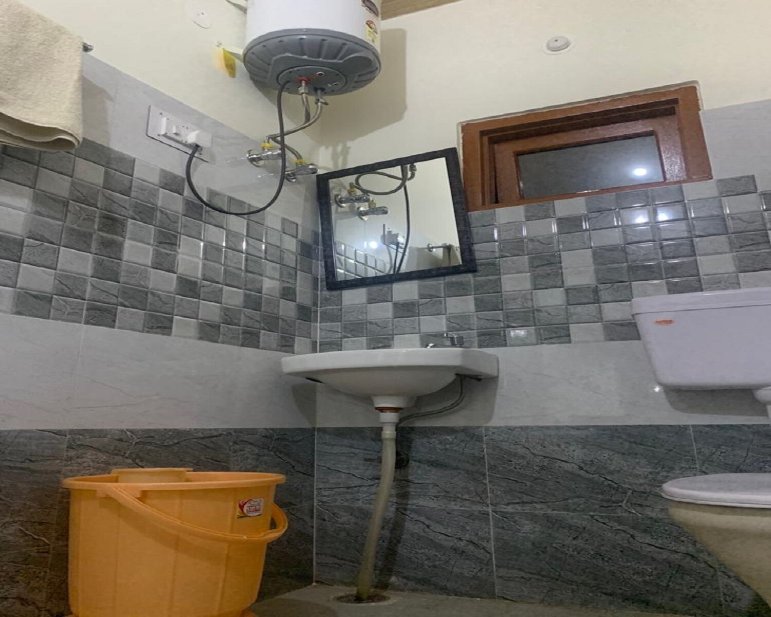 Anaya Homestay - Tap to explore photos