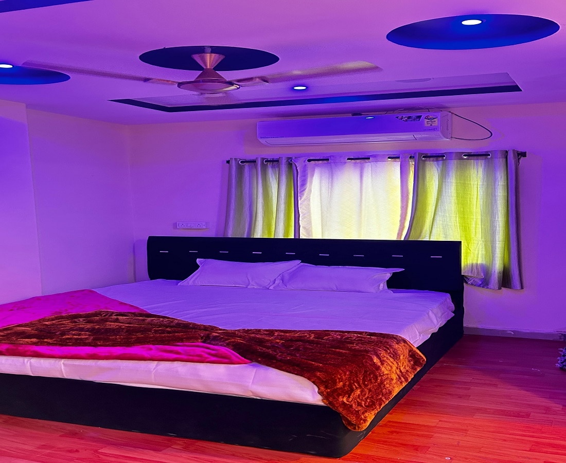 Hotel Shri Niwas - Tap to explore photos