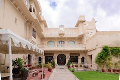 7BR Royalty 446 Year Old stay by Homeyhuts, Vallabh Nagar