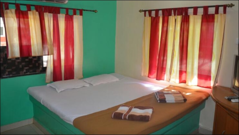 Hotel Yash Nyahari Niwas - Tap to explore photos