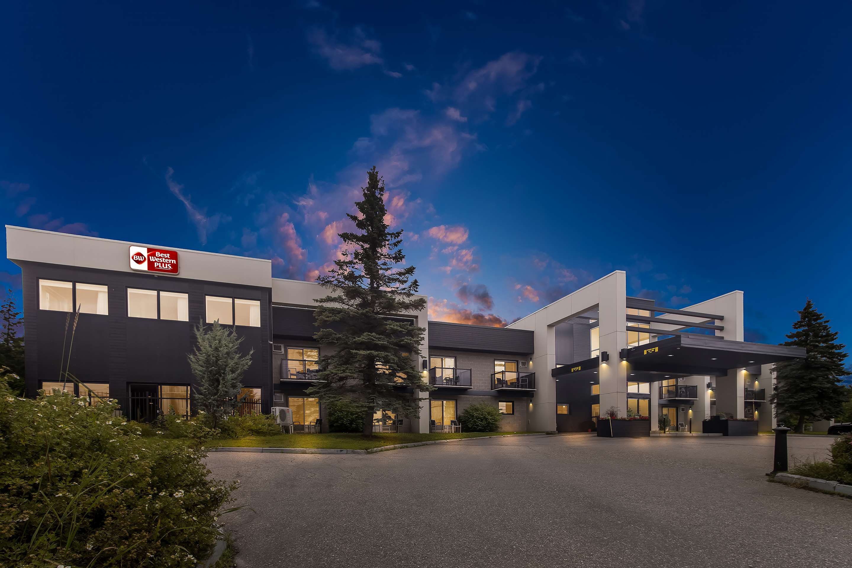 Best Western Plus Mont-Laurier - Tap to explore photos