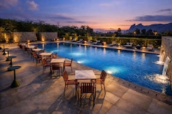 Avisa Hotel & Resort Abu Road - Luxury Pool & Mountain View, Abu Road